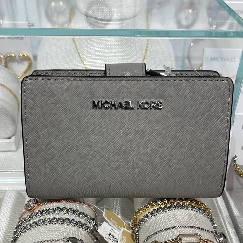 MICHAEL KORS Medium Saffiano Leather Bifold Zip CN Wallet
PEARL GREY
NWT